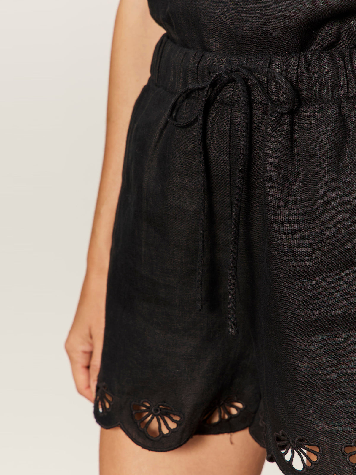 Sanctuary Clothing Exclusive - ALMOST THERE LINEN SHORTS BLACK